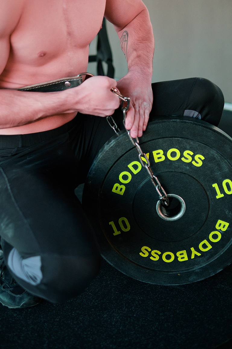 Mann hebt 10 kg Gewicht im Fitnesstudio