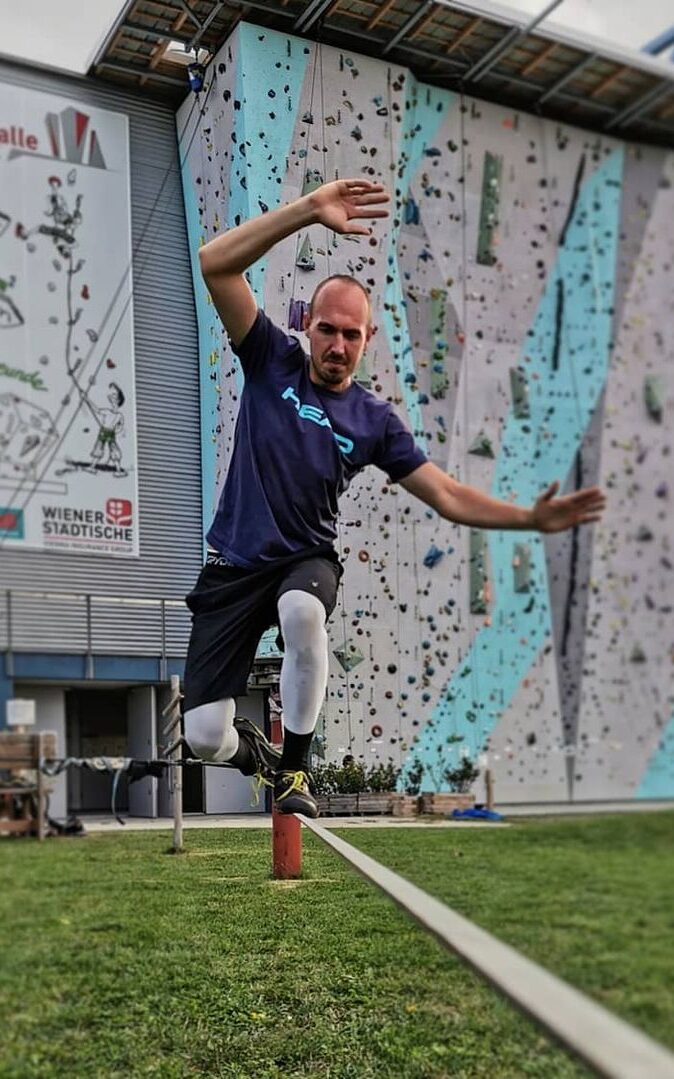 Mann auf Slackline